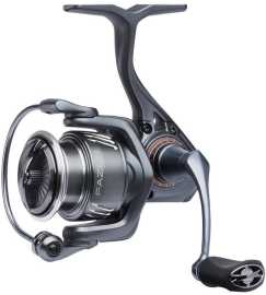 Savage gear navijak fazor c3000hg.
 Pramaterov: •CRC telo a rotor •7+1 guličkových ložísk z nerezovej ocele •Precízne prevody Precision Cut Gear pre super hladký chod •Ujímaná konštrukcia okraja cievky pre maximálnu nahadzovaciu vzdialenosť a prevenciu vzniku uzlov •Duragrease a Duraoil pre zaistenie dokonale hladkého chodu brzdy a prevodov •Karbónové podložky brzdy so systémom kontroly trenia a hydroizoláciou HS-Drag •CNC obrábaná kľučka z nerezovej ocele •Pogumovaná koncovka kľučky pri veľkostiach 1000-2000, pogumovaná koncovka kľučky tvaru T pri veľkostiach 2500-4000 a unikátna kovová/pogumovaná koncovka kľučky pri modeli C5000