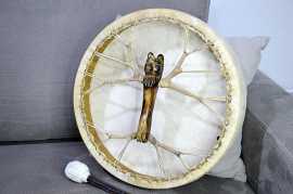 Šamanský BUBON DUCH MEDVEĎA - 40 cm- Kozia Koža, Akáciové Drevo - Laditeľný Šamanský bubon „Duch Medveďa“– 40 cm je ohromujúci ručne vyrobený rámový bubon, ktorý majstrovsky spája symboliku, zvuk a remeselnú zručnosť.