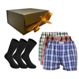 Pánska darčeková sada 3PACK trenky a 3PACK bambusové ponožky Styx (6STR) XXL, trenírky.
Hľadáš darček, ktorý bude praktický, štýlový a zároveň poteší?
Trenky Styx s klasickou gumou – česká klasika, ktorá sedí
Tieto trenky sú osvedčená klasika – ušité z kvalitnej 100 % bavlny, ktorá je príjemná na dotyk, priedušná a ideálna na celodenné nosenie.
Bambusové ponožky Styx – jemnosť a funkčnosť na maximum
Čierne vysoké ponožky z bambusového vlákna kombinujú hebkosť, priedušnosť a antibakteriálne vlastnosti.
Prečo si vybrať práve tento set?


100 % bavlnené trenky pre maximálne pohodlie


Antibakteriálne bambusové ponožky


Štýlová darčeková krabička so zlatou stuhou


Skvelý pomer cena/kvalita


Styx je česká značka s viac ako 30-ročnou tradíciou – navrhnuté aj ušité v ČR


Ako sa starať o trenky a ponožky Styx:
Pranie: Per na 30–40 °C.
Sušenie: Odporúčame sušenie na vzduchu.
Žehlenie: Trenky môžeš žehliť na strednej teplote.
Tento darčekový set Styx je ideálnou voľbou, ak chceš potešiť štýlovým a pohodlným spodným prádlom od poctivej českej značky.