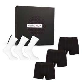 Pánska darčeková sada 3PACK boxerky a 3PACK športové ponožky Pietro Filipi (6PBOV1) M, trenky.
Dajte svojmu obľúbenému mužovi najavo, že vám záleží na jeho pohodlí.
Čo obsahuje darčeková súprava spodnej bielizne Pietro Filipi

3 kusy pánskych boxeriek Pietro Filipi s tkanou gumou a logom


3 páry ponožiek Pietro Filipi s vysokým strihom (zodpovedá veľkosti L 43-46)

Pánske boxerky Pietro Filipi zaručujú pohodlie počas celého dňa
Priliehavé boxerky Pietro Filipi sú vyrobené z kvalitnej zmesi bavlny a elastanu, ktorá je príjemná na pokožku, dobre odvádza vlhkosť a dokonale sa prispôsobí vášmu telu.
Ponožky pre dokonalý štýl a pohodlie
Ponožky vás potešia svojím zložením, ktoré im dodáva maximálnu priedušnosť a savosť, takže sa budete cítiť pohodlne od rána do večera.
Prečo sa darčeková súprava boxeriek a ponožiek Pietro Filipi oplatí

Praktický darček pre každého muža.


Elegantné balenie.


Kvalitný materiál a nadčasový dizajn.

Spodná bielizeň Pietro Filipi pre všetkých štýlových mužov
Značka Pietro Filipi má na českom trhu dlhoročnú tradíciu.
Ako sa starať o novú spodnú bielizeň
Aby vám radosť z nových boxeriek a ponožiek vydržala čo najdlhšie, odporúčame vám dodržiavať tieto rady.

Pranie: Boxerky perte pri teplote 40 °C, ale v prípade ponožiek odporúčame prať pri teplote 30 °C.


Sušenie: Ponožky môžete sušiť v sušičke, ale ponožky nechajte schnúť na vzduchu.


Žehlenie: Ak musíte, žehlite boxerky pri nižšej teplote.

Tip: Staňte sa expertom na údržbu spodnej bielizne vďaka tipom v našom článku a doprajte svojim obľúbeným kúskom starostlivosť, akú si zaslúžia.
Zloženie:
Ponožky - 75 % bavlna, 16 % polyamid, 5 % elastan, 4 % polyamid
Boxerky - 95 % bavlna, 5 % elastan