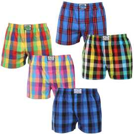 5PACK pánske trenky Styx klasická guma nadrozmer viacfarebné (5E0123456) 3XL, trenírky.
Doprajte si štýl a pohodlie s pánskymi šortkami Styx v pestrých farbách a originálnom dizajne.
Mäkký materiál pre celodenné pohodlie
Šortky Styx sú vyrobené zo 100 % bavlny, ktorá ponúka mäkkosť a priedušnosť aj pri celodennom nosení.
Originálny dizajn a pohodlné nosenie
Šortky Styx vnesú do vášho šatníka hravosť a jedinečný štýl vďaka odvážnym farbám a originálnym potlačiam.
Prečo si zaobstarať šortky Styx?

Vyrobené v Českej republike s dôrazom na kvalitu a precíznosť.


Materiál zo 100 % bavlny pre mäkkosť a pohodlie.


Originálne a zábavné vzory, ktoré vás odlíšia.

Kvalita z Českej republiky, to je spodná bielizeň Styx
Spodná bielizeň Styx sa kompletne vyrába v Českej republike.
Ako sa starať o šortky Styx
Ak chcete zachovať kvalitu a pohodlie svojich šortiek, postupujte podľa týchto pokynov:

Pranie: Perte pri maximálnej teplote 30 °C, aby ste zachovali intenzívne farby a mäkkosť bavlny.


Sušenie: Neodporúčame sušenie v bubnovej sušičke, radšej ich nechajte voľne uschnúť na vzduchu.


Žehlenie: Šortky môžete žehliť pri nízkej teplote, aby mali hladký vzhľad.

Tip: Staňte sa expertom na údržbu spodnej bielizne vďaka tipom v našom článku a doprajte svojim obľúbeným kúskom starostlivosť, akú si zaslúžia.