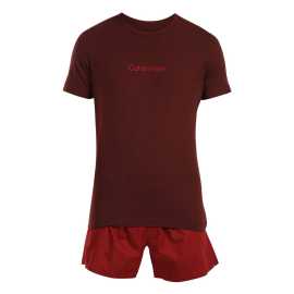 Pyjama homme Tommy Hilfiger avec pantoufles multicolores dans une boîte cadeau (UM0UM02989 0VB) XXL.
Vous cherchez un vêtement de nuit élégant ou le cadeau idéal pour un homme qui a le sens de la mode?
Matériau agréable pour un confort maximal
Ce pyjama est en coton avec une touche d'élasthanne.
Un design élégant avec un style emblématique
Ce haut monochrome à manches longues est complété par une broderie subtile sur la poitrine.
Pourquoi acheter un pyjama Tommy Hilfiger ?

Emballage cadeau: Une surprise parfaite qui fait plaisir à voir.
Ensemble complet avec pantoufles: Tout est assorti dans les moindres détails.
Matière élastique et confortable: S'adapte très bien, ne pince pas et dure longtemps.

Les sous-vêtements Tommy Hilfiger sont la garantie d'une qualité supérieure.
La marque Tommy Hilfiger est devenue une icône du dressing américain il y a près de 40 ans, et sa palette colorée de bleu, de rouge et de blanc est reconnaissable au premier coup d'œil.
Comment entretenir les pyjamas pour hommes de Tommy Hilfiger ?
Pour que votre pyjama préféré reste longtemps en parfait état, nous vous recommandons de suivre les conseils suivants.

Blanchisserie : Sur pyjama à 40 °C.
Séchage : Ne pas sécher au sèche-linge.
Repassage : Repassé à température moyenne, idéalement sur l'envers pour protéger les imprimés et les couleurs.

Conseil : Devenez un expert de l'entretien de la lingerie les conseils de notre article et donnez à vos pièces préférées le soin qu'elles méritent.