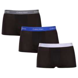 3PACK pánske boxerky Calvin Klein čierné (NB4389-R9B) M, trenky.
Táto sada pánskych boxeriek Calvin Klein prináša nielen dokonalé pohodlie, ale aj nadčasový a moderný štýl.
Kvalitný materiál na každodenné nosenie
Boxerky Calvin Klein sú vyrobené z prvotriednej bavlny s prímesou elastanu pre mäkkosť, priedušnosť a pružnosť.
Kratšie nohavice pre maximálnu voľnosť pohybu
Boxerky Calvin Klein majú kratšie nohavičky, takže sú ideálnou voľbou pre tých, ktorí uprednostňujú voľnejší pohyb a minimálne obmedzenia.
Výhody, ktoré oceníte každý deň

Priedušná bavlna: Udrží vás svieže po celý deň.


Pružnosť vďaka elastanu: Boxerky sa dokonale prispôsobia vášmu telu a neobmedzujú v pohybe.


Štýlový elastický pás: Logo Calvin Klein dodáva boxerkám nadčasový vzhľad.

Spodná bielizeň Calvin Klein vám dodá jedinečný štýl
Pánska spodná bielizeň Calvin Klein patrí k stáliciam módneho priemyslu.
Ako sa starať o boxerky Calvin Klein
Aby si vaše boxerky zachovali svoju kvalitu a pohodlie po dlhú dobu, odporúčame dodržiavať tieto pokyny:

Pranie: Boxerky perte pri teplote 30 °C, aby ste zachovali mäkkosť materiálu.


Sušenie: Možno bezpečne sušiť v sušičke na nízkom stupni.


Žehlenie: Boxerky nie je potrebné žehliť.

Tip: Nájsť ten správny kus spodnej bielizne, ktorý vám dokonale padne, je niekedy náročné.