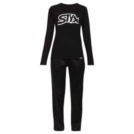 Dámske pyžamo Styx čierne (PDD960) M.
Chcete spojiť pohodlie, štýl a kvalitnú českú výrobu?
Prémiové materiály pre maximálne pohodlie
Dámske pyžamo Styx je vyrobené z prvotriednych materiálov, ktoré vám zabezpečia pohodlie počas celej noci.
Pohodlný strih a štýlový dizajn na pokojný spánok
Strih dámskeho pyžama Styx vám poskytne maximálne pohodlie pri odpočinku a spánku.
Prečo si vybrať dámske pyžamo Styx?

Prvotriedna kombinácia materiálov: Bavlnený satén na nohavice, mäkká bavlna na košeľu.
Pohodlný strih: Voľnosť pohybu a maximálne pohodlie pri spánku.
Vyrobené v ČR: Podpora miestnej výroby a záruka kvality.

Kvalita z Českej republiky, to je spodná bielizeň Styx
Spodná bielizeň Styx sa kompletne vyrába v Českej republike.
Ako sa starať o pyžamo Styx?
Aby vaše pyžamo zostalo dlho krásne a pohodlné, dodržiavajte tieto pokyny:

Pranie: Per na 30 °C s jemným pracím prostriedkom.
Sušenie: Nepoužívaj sušičku, suš na vzduchu.
Žehlenie: Možno žehliť na nízku teplotu (odporúčame naruby)

Tip: Staňte sa expertom na údržbu spodnej bielizne vďaka radám v našom článku a doprajte svojim obľúbeným kúskom starostlivosť, ktorú si zaslúžia.