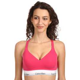 Dámska podprsenka Calvin Klein ružová (QF8500-24S) XL.
Doprajte si dokonalé spojenie pohodlia, funkčnosti a nadčasového dizajnu s touto dámskou podprsenkou Calvin Klein.
Príjemný materiál, ktorý sa dobre nosí
Podprsenka je vyrobená z kvalitnej zmesi bavlny, modalu a elastanu.
Moderný strih s dôrazom na detail
Športovo ladený strih s prekríženými ramienkami na chrbte a bez zapínania ponúka nielen zaujímavý dizajnový prvok, ale aj vynikajúcu oporu a pohodlie pri nosení.
Prečo by ste mali vyskúšať podprsenku Calvin Klein

Prémiová zmes materiálov: Jemná na dotyk, pružná a priedušná pre celodenné pohodlie.
Pohodlný športový strih bez zapínania: Ideálny na každodenné nosenie aj ľahkú fyzickú aktivitu.
Štýlový dizajn s ikonickým logom Calvin Klein: Minimalistický vzhľad, ktorý nikdy nevyjde z módy.

Spodná bielizeň Calvin Klein milujú ľudia po celom svete
Pánska spodná bielizeň Calvin Klein patrí medzi stálici módneho priemyslu.
Ako sa starať o podprsenku
Aby ti podprsenka vydržela dlouho ako nová, odporúčame dodržiavať nasledujúce pokyny na údržbu.

Pranie: Podprsenku perte šetrne na 30 ° C, ideálne v ochrannej kapse na jemnú bielizeň.
Sušenie: Podprsenku v žiadnom prípade nedávaj do sušičky.
Žehlenie: Podprsenku nežehli.

Tip: Nájdenie správneho spodného prádla, ktoré vám perfektne sedí, je niekedy náročné.