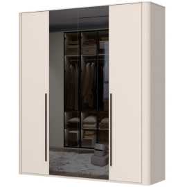 Štvordverová šatníková skriňa so zrkadlom renfri - kašmír.

 

Interiér skrine je premyslený do posledného detailu a štýlizovaný do textilného dekoru.

 

Renfri nie je len šatníková skriňa; je to dizajnový prvok, ktorý harmonicky prepája vzhľad s praktickými detailmi pre každodenný komfort.

 

Skriňu ľahko zladíte s ďalšími prvkami kolekcie Renfri a vytvoríte harmonický celok v jednotnom kašmírovom odtieni s akcentom Midnight Copper.

 

Rozmery šatníkovej skrine Renfri sú 198x225x56cm (š,v,h)

 

Ďalší nábytok z kolekcie Renfri nájdete v súvisiacich produktoch.