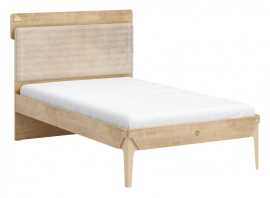 Študentská posteľ 120x200cm s čelom a usb cody - dub.

 

Súčasťou výbavy je aj látkové vrecko, ktoré pomáha udržať tablet, knihu, okuliare alebo zošit prehľadne usporiadané a vždy po ruke.

Kovové nohy postele sú nielen stabilné a odolné, ale zároveň kompatibilné s robotickými vysávačmi, takže upratovanie pod posteľou je rýchle a bez námahy.

 

Posteľ je dodávaná v demonte vrátane roštu, bez matraca, aby ste si mohli zvoliť ten, ktorý vám najlepšie vyhovuje.

 

Všetok nábytok patriaci do kolekcie Cody nájdete nižšie v súvisiacich produktoch.