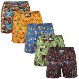 5PACK moške široke boksarice Styx premium art klasična guma (5AP9551913) S.
Si želite privoščiti popolno udobje in hkrati izstopati z izvirnim slogom?
Luksuzni bombažni saten za vrhunsko udobje
Kratke hlače so izdelane iz 100-odstotnega bombažnega satena, ki jim daje mehkobo, lahkotnost in zračnost.
Klasično udobno prileganje in izvirni potiski
Moške kratke hlače Styx so ohlapnejšega kroja, ki vam omogoča največjo svobodo gibanja.
Zakaj ne smete zamuditi kratkih hlač Styx

Vrhunski bombažni saten: Zaradi razkošnega občutka in mehke teksture vam bo udobno ves dan.
Edinstvena zasnova: Izvirni vzorci in drzne barve vam bodo takoj izboljšali razpoloženje.
Češka kakovost: Natančna izdelava in dolga življenjska doba.

Kakovost iz Češke, to je spodnje perilo Styx
Spodnje perilo Styx je v celoti izdelano na Češkem.
Kako skrbeti za kratke hlače, da bodo dolgo ostale kot nove?

Pralnica: Priporočamo pranje pri 30 °C, da ohranite mehkobo in bogate barve kratkih hlač.
Sušenje: Preskočite sušilnik, da satenast material ohrani svoj razkošen videz.
Likanje: Likalnik lahko izpustite ali ga nastavite na nizko temperaturo, da ne poškodujete občutljive teksture tkanine.

Nasvet: Postanite strokovnjak za vzdrževanje spodnjega perila z z nasveti v našem članku in svojim najljubšim kosom zagotovite nego, ki si jo zaslužijo.