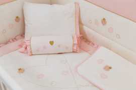 Posteľná súprava do postieľky fragola–béžová/ružová - 80x130cm.

 

Pod krátkym popisom produktu prosím zvoľte Vami preferovaný variant veľkosti.

 

Posteľná súprava 75x115cm Fragola obsahuje:


	1x ľahká prikrývka – 80x115cm
	2x mantinel - 72x48cm
	1x mantinel - 114x38cm
	1x mantinel - 114x60cm
	1x ľahká deka – 110x80cm
	1x obliečka na vankúš – 35x45cm
	1x dekoračný vankúšik - 35x35cm
	1x prestieradlo - 110x150cm


 

Posteľná súprava 80x130cm Fragola obsahuje:


	1x ľahká prikrývka – 90x130cm
	2x mantinel - 78x60cm
	1x mantinel - 129x38cm
	1x mantinel - 129x60cm
	1x ľahká deka – 110x80cm
	1x obliečka na vankúš – 35x45cm
	1x dekoračný vankúšik - 35x35cm
	1x prestieradlo - 110x150cm


 

Celý set bol vyrobený zo 100% bavlny, zatiaľ čo výplň tvorí 100% polyesterové vlákno.

 

Všetky produkty z kolekcie Habitat nájdete nižšie v súvisiacich produktoch.