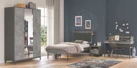 Študentská izba pluto - šedá.

 

 

Inovatívny nábytok z kolekcie Pluto je vytvorený v jednoduchom, ale zároveň nadčasovom dizajne, vďaka ktorému ho mladí ľudia študentského veku užijú aj desať rokov, čiže do doby, než si budú zariaďovať svoje dospelácke bývanie.

 

 

Študentská izba Pluto je tvorená posteľou s ložnou plochou 100x200cm, nočným stolíkom so šuplíkom, trojdverovou šatníkovou skriňou so zrkadlom a písacím stolom.


Študentská izba Pluto - šedá sa skladá z týchto prvkov:


	Písací stôl s nástavcom a USB portom Pluto - 128,2x96x61cm (š, v, h)
	Nočný stolík Pluto - 47x50x41cm (š, v, h)
	Trojdverová šatníková skriňa so zrkadlom Pluto - 137,5x214x59cm (š, v, h)
	Študentská posteľ 100x200cm Pluto - 116,2x118,2x213,7cm (š, v, h)


 

 

Všetky produkty z kolekcie Pluto nájdete nižšie v súvisiacom tovare.