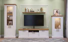 Obývacia stena artis - biela/orech pacific.

 

 

Televízny stolík široký Artis je vybavený 1 zásuvkou, 2 skrinkami a 1 otvorenou priehradkou.

 

Nízka vitrína Artis obsahuje 2 skrinky, horná je krytá dvierkami s tvrdeným sklom a spodná plnými dvierkami.

 

Úzkou vitrínu Artis tvoria 2 skrinky, horná je krytá dvierkami s tvrdeným sklom a spodnou plnými dvierkami.

 

Polica Artis je vyrobená z profilovanej MDF dosky, potiahnutej fóliou v dekore orecha pacific.

 

 

Zostava sa skladá z týchto produktov:


	TV stolík široký Artis-biela/orech pacific – 177x52x54cm (š,v,h)
	Nízka vitrína Artis-biela/orech pacific – 66x132x48cm (š,v,h)
	Úzka vitrína-biela/orech pacific – 66x200x48cm (š,v,h)
	Police Artis-orech pacific – 14x5x19cm (š,v,h)
	2x Osvetlenie pre vitríny – LN-18W


 


Všetky produkty z kolekcie Artis nájdete nižšie v súvisiacich produktoch.