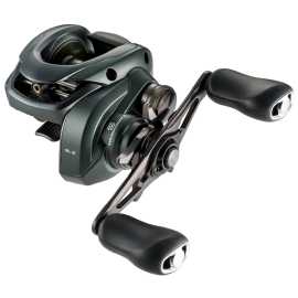 Shimano multiplikátor curado m 151 left hand.
 Základom jeho hladkého a spoľahlivého chodu je kombinácia Micromodule II prevodov a systému X-SHIP, ktoré zaručujú hodvábne jemný chod a dlhú životnosť – kvality obvyklej skôr u prémiových modelov.
 To, čo ale robí z Curado M skutočný unikát, je prepojenie MGL III cievky, technológie Silent Tune a brzdného systému SVS Infinity.
 Brzdná sila: 6 kg/13 lb Návin na 1 otočenie kľučky: 62 cm