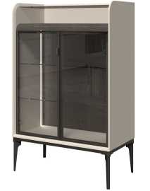 Široká presklená vitrína jenna - béžová, melinga šedá.


	       Kovový rám zaručuje pevnosť a stabilitu aj pri dlhodobom používaní.
	   Kovové nohy a kovové rukoväte dávajú vitríne robustnosť, odolnosť proti opotrebovaniu a zároveň pridávajú estetickú hodnotu.


Tiché dovieranie dvierok

Zabudnite na búchanie, vŕzganie a nepríjemný hluk!

Presklené dvere a sklenené police

Vďaka nim sa akýkoľvek predmet, ktorý do vitríny umiestnite, stane stredobodom pozornosti.

 

Rozmery širokej presklenej vitríny Jenna sú 81x129x43cm (š, v, h).

 

Všetok nábytok patriaci do kolekcie Jenna a LED osvetlenia nájdete nižšie v súvisiacich produktoch.