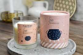 Sójová vonná Sviečka NÁPOJ LÁSKY Ruža + Prosecco Sójová vonná sviečka Pure Works, obohatená o prírodné  éterické oleje.
Ruža má upokojujúce, antidepresívne, protikŕčové a afrodiziakálne účinky.