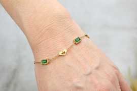 Náramok EMERALD HEART z chirurgickej ocele Náramok Emerald heart je jemný, moderný a zároveň výrazný šperk, ktorý spája zlatú chirurgickú oceľ so žiarivými zelenými krištáľmi a elegantnými srdiečkovými detailmi.

Je ideálny na každodenné nosenie aj špeciálne príležitosti , pôsobí elegantne, ženský a nadčasovo.