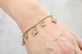 Náramok GOLDEN BLOSSOM z chirurgickej ocele Dodaj svojmu štýlu jemnosť a žiaru s týmto nežným náramkom Golden Blossom z kvalitnej chirurgickej ocele v luxúsnom zlatom prevedení.

Je ideálny na každodenné nosenie aj špeciálne príležitosti , pôsobí elegantne, ženský a nadčasovo.