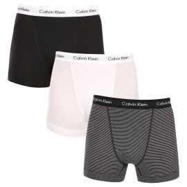 3PACK pánske boxerky Calvin Klein viacfarebné (U2662G-IOT) L, trenky.
Užívajte si maximálne pohodlie a luxus s pánskymi boxerkami Calvin Klein.
Kvalitný materiál pre celodenné pohodlie
Tieto boxerky sú vyrobené z prvotriednej zmesi bavlny a elastanu.
Elegantný dizajn a praktický strih
Tkaná guma s kontrastným logom Calvin Klein vytvárajú štýlový a nadčasový vzhľad.
Prečo si zamilujete boxerky Calvin Klein

Prvotriedny materiál: Kombinácia bavlny a elastanu zaručuje mäkkosť, priedušnosť a elasticitu pre maximálne pohodlie počas celého dňa.


Štýlový dizajn: Ikonické logo Calvin Klein s vyšívanou gumou dodáva boxerkám elegantný vzhľad vhodný na každú príležitosť.


Praktický strih: dlhšie nohavice a prispôsobivý strih poskytujú väčšie pohodlie a voľnosť pohybu, ideálne na bežné nosenie, do práce aj na voľný čas.

Spodnú bielizeň Calvin Klein milujú ľudia na celom svete
Pánska spodná bielizeň Calvin Klein patrí k stáliciam módneho priemyslu.
Ako sa starať o boxerky Calvin Klein
Aby si vaše nové boxerky zachovali svoj vzhľad a kvalitu čo najdlhšie, dodržiavajte tieto jednoduché pokyny:

Pranie: Perte ich pri maximálnej teplote 30 °C.


Sušenie: Sušenie v bubnovej sušičke sa neodporúča - najlepšou voľbou je sušenie na vzduchu.


Žehlenie: Boxerky nie je potrebné žehliť, čím ušetríte čas a námahu.

Tip: Hľadanie obľúbenej spodnej bielizne môže byť beh na dlhé trate, preto chceme, aby vám obľúbené kúsky dlho vydržali.