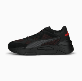 Puma Motorsport Ferrari RS-Simul8 ME 41. Vrch - textília  Textilné vrchy sú úplne ideálne pre svoju priedušnosť do teplejších dní. Len pozor na odieranie, s odolnosťou je to trochu horšie ako napríklad pri koži.Medzipodošva - EVA  Základná technológia používaná u väčšiny modelov tenisiek, ktorá sa vyznačuje dobrou tlmivosťou a responzivitou. Čo sa týchto dvoch vlastností týka, existujú lepšie technológie s väčším tlmením a návratom energie. EVA (alebo tiež Ethylenvinylacetát) je ale oproti nim cenovo dostupnejšia a často vhodnejšia. Nie vždy totiž potrebuješ tú najmäkšiu topánku.Podrážka - guma  S gumovou podrážkou sa proste nedá nič pokaziť. Dlho vydrží, ľahko sa čistí a má skvelú trakciu.Tip: Aby ti topánky vydržali čo najdlhšie krásne a čisté, odporúčame sa o ne starať ako o bábätko. Pomôžu ti v tom výrobky na čistenie obuvi => vyskúšaj!
