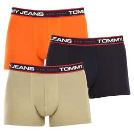 3PACK pánske boxerky Tommy Hilfiger viacfarebné (UM0UM02968 0SP) M, trenky.
Doprajte si nadčasový štýl a špičkový komfort s pánskymi boxerkami od značky Tommy Hilfiger.
Prémiový materiál pre maximálne pohodlie
Boxerky Tommy Hilfiger sú vyrobené z jemnej, na dotyk veľmi príjemnej bavlny s prímesou elastanu, ktorý im dodáva pružnosť a dlhú životnosť.
Ikonyický štýl a precízny strih
Boxerky majú dlhšie nohavičky, ktoré sa nevyhrávajú a poskytujú dostatočné zakrytie a komfort.
Prečo by vám boxerky Tommy Hilfiger nemali chýbať

Prémiová bavlna s elastanom: Mäkká, priedušná a pohodlná na celodenné nosenie.
Dlhšie nohavičky a vyšívaný guma: Stabilita, štýl a žiadne rolovanie.
Elegantný a nadčasový dizajn: Skvelé na každodenné aj špeciálne príležitosti.

Spodná bielizeň Tommy Hilfiger je zárukou najvyššej kvality
Značka Tommy Hilfiger sa stala ikonou amerického obliekania pred takmer 40 rokmi a jej farebnosť v odtieňoch modrej, červenej a bielej je rozpoznateľná na prvý pohľad.
Ako sa starať o boxerky Tommy Hilfiger

Pranie: Per na 30 °C.
Sušenie: Boxerky možno sušiť v sušičke pri nízkej teplote.
Žehlenie: V prípade potreby je možné ich žehliť na nižšiu teplotu.

Tip: Nájdenie ideálneho kúsku spodnej bielizne môže byť niekedy náročné.