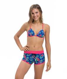 Dámske plavky 69SLAM spodný diel LEILANI ULUWATU (GSSLEI-PA) S.
Vnes do svojho dňa na pláži farbu, sebavedomie a hravosť – spodný diel dámskych plaviek 69SLAM vynikajú originálnym dizajnom, lichotivými strihmi a pohodlnými materiálmi.
Funkčné materiály, ktoré s vami držia krok
Plavky sú vyrobené z rýchloschnúcich, odolných a pružných materiálov – kombinácia nylonu a spandexu alebo polyesteru zaisťuje skvelé padnutie, pohodlie pri pohybe a dlhú životnosť.
Materiál je príjemný na dotyk a perfektne sedí, či už sa opaľujete, plávate alebo hráte plážový volejbal.
Ideálne na leto a športové aktivity
Plavky 69SLAM môžete používať:

na plávanie a opaľovanie,
na plážové športy,
v bazéne a na paddleboarde,
na festivaloch alebo pri relaxovaní v záhrade.

O značke 69SLAM
69SLAM je svetoznáma značka z Bali, ktorá prináša slobodu, hravosť a odvahu byť sám sebou do sveta plaviek, spodnej bielizne a voľnočasového oblečenia.
Ako sa starať o plavky

Pranie: Po každom použití ručne vyperte vlažnou vodou.
Sušenie: Nechajte plavky voľne uschnúť na tienistom mieste.
Žehlenie: Plavky nežehlite – vysoké teploty môžu nevratne poškodiť syntetické vlákna (nylon, polyester, spandex).

Tip: Vaše obľúbené spodné prádlo si zaslúži šetrné zaobchádzanie.