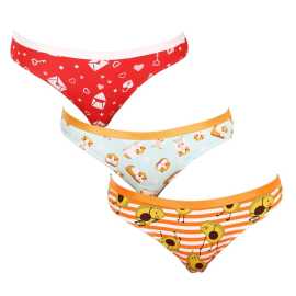 3PACK veselé dámske nohavičky Dedoles (K1319229137) M.
Doprajte si každodennú dávku dobrej nálady s veselými dámskymi nohavičkami Dedoles!
Bavlnená klasika, ktorá sa prispôsobí vašim potrebám
Nohavičky Dedoles sú vyrobené z príjemnej bavlny, ktorá je mäkká, priedušná a jemná k pokožke.
Štýlový dizajn a klasický strih
Klasický strih nohavičiek Dedoles so stredným pásom dokonale padne väčšine postáv.
Prečo by vám nohavičky Dedoles nemali chýbať v šatníku

Hravý dizajn, ktorý vás nikdy neomrzí.
Pohodlný materiál s perfektným strihom.
Kvalitné spracovanie a skvelý pomer ceny a kvality.

Spodná bielizeň Dedoles vám zdvihne náladu
Obľúbená slovenská značka Dedoles potešila svojich fanúšikov originálnymi vzormi a pestrými farbami, ktoré rozžiaria nielen obľúbené ponožky, ale aj pánske boxerky či dámske podprsenky.
Ako sa starať o nohavičky Dedoles
Aby vaše obľúbené nohavičky vydržali dlho v skvelom stave, odporúčame vám dodržiavať nasledujúce pokyny týkajúce sa údržby.

Pranie: Per na 40 °C.
Sušenie: Nesuš v sušičke – horúci vzduch by mohol poškodiť elastické vlákna a skrátiť životnosť nohavičiek.
Žehlenie: Nežehliť – materiál nie je vhodný na žehlenie, ale vďaka hladkému povrchu ani nie je potrebný

Tip: Staňte sa expertom na údržbu spodnej bielizne vďaka radám v našom článku a doprajte svojim obľúbeným kúskom starostlivosť, akú si zaslúžia.