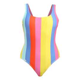 Veselé dámske jednodielne plavky Dedoles Letné pásky (D-F-BW-SW-OPS-C-1584) XXL.
Vnes do každého dne u vody radost a energii s veselými jednodílnými plavkami Dedoles!
Pohodlný materiál, ktorý vydrží
Plavky sú vyrobené z modernej zmesi umelých vlákien, ktorá zabezpečuje vysokú elasticitu, rýchle schnutie a tvarovú stálosť.
Farebný dizajn, ktorý oslní
Výrazné farby a originálne motívy na dámskych plavkách Dedoles upútajú pozornosť a zdvihnú ti náladu, kedykoľvek si ich oblečieš.
Prečo vyskúšať dámske plavky Dedoles

Odolné voči chlóru aj morskej vode: Vďaka materiálu Lycra XLife vydržia dlhšie ako nové.
Štýlový a výrazný dizajn: Žiarivé farby a originálne vzory zaujmú na prvý pohľad.
Skvelý strih na každý deň: Ideálne na plávanie, opaľovanie aj vodné športy.

Spodná bielizeň Dedoles ti zdvihne náladu
Obľúbená slovenská značka Dedoles nadchla svojich fanúšikov originálnymi vzormi a žiarivými farbami, ktoré rozžiaria nielen obľúbené ponožky, ale aj pánske boxerky alebo dámske podprsenky.
Ako sa starať o dámske plavky Dedoles
Aby vaše plavky vydržali dlho ako nové, odporúčame dodržiavať nasledujúce pokyny na údržbu.

Pranie: Per plavky ručne alebo v práčke na jemný cyklus pri teplote 30 °C.
Sušenie: Nesuš plavky v sušičke.
Žehlenie: Plavky sa nežehli – vysoké teploty by mohli poškodiť vlákna a znížiť elasticitu.

Tip: Vaše obľúbené spodné prádlo si zaslúži jemné zaobchádzanie.