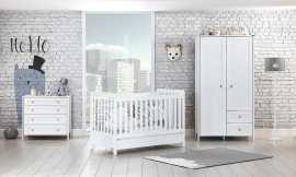 Izba pre bábätko paxton - biela.

 

Nábytok Paxton ctí čisté línie, variabilitu a ľahko ho skombinujete s vybavením, ktoré už doma máte.

 

Detská postieľka Paxton ponúka možnosť troch výškových polôh podľa toho, čo potrebujete pre vaše dieťa v danú dobu - vyššia poloha pre najmenšie bábätká a váš ľahký prístup k dieťaťu, spodná poloha pre bezpečie a pokojný spánok batoliat.

 

Dvojdverová skriňa Paxton kombinuje šatníkovú časť a časť s dvoma priestrannými šuplíkmi.

 

Komoda Paxton sa skladá zo štyroch priestranných zásuviek.

 

Zostava sa skladá z týchto prvkov:


	Detská postieľka 70x130 Paxton - 76x96x136cm (š, v, h)
	Dvojdverová kombinovaná skriňa Paxton - 83x187x38cm (š, v, h)
	Šuplíková komoda Paxton - 83x89x48cm (š, v, h)



Všetok nábytok z kolekcie Paxton nájdete nižšie v súvisiacich produktoch.