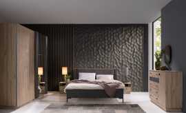 Spálňa i eliot - dub estana/šedá.

 

Luxusná a predovšetkým pohodlná manželská posteľ je základom každej spálne.

 

Kombinovaná komoda je najlepšou možnou voľbou, ktorú si možno z kategórie skriniek zaobstarať.

 

Moderný nočný stolík v dvoch prevedeniach - v pravom a ľavom, ktorý perfektne doladí Vašu spálňu.

 

Priestranná šatníková skriňa sa vždy hodí.

 

Spálňa I sa skladá z týchto prvkov:


	Manželská posteľ 160x200cm Eliot - 168x94,5x208cm (š, v, h)
	Kombinovaná komoda Eliot - 135x95x40cm (š, v, h)
	Nočný stolík pravý + ľavý Eliot - 40x40x36cm (š, v, h)
	Skriňa s posuvnými dverami a zrkadlom Eliot – 215x210x61cm (š, v, h)


 

Všetky produkty z kolekcie Eliot nájdete nižšie v súvisiacich produktoch.