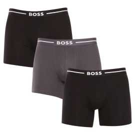 3PACK Herren Klassische Boxershorts BOSS mehrfarbig (50508877 965) L.
Gönnen Sie sich ultimativen Komfort und zeitlosen Stil mit den BOSS Boxershorts für Männer.
Hochwertiges Material für maximalen Komfort
Die Boxershorts sind aus einem hochwertigen Baumwoll-Elastan-Gemisch gefertigt, das die perfekte Kombination aus Weichheit, Atmungsaktivität und Elastizität bietet.
Stilvolles Design und elegantes Aussehen
Das klassische Design mit dezentem BOSS Logo auf dem gewebten Gummi verleiht den Boxershorts einen modernen und anspruchsvollen Look.
Warum Sie die BOSS Boxershorts lieben werden

Hochwertige Baumwolle: Weich, atmungsaktiv und angenehm am Körper.
Elastischer Bund mit BOSS Logo: Elegant und bequem.
Längere Höschen: Ideal unter einem Anzug und beim Sport.
Flexibles Material: Es passt sich perfekt an Ihren Körper an.

Alle stilvollen Männer werden BOSS Unterwäsche lieben
Die Marke BOSS wurde aus dem bekannten Bekleidungshersteller Hugo Boss ausgegliedert und bietet eine Produktlinie für Männer, die hochwertige Stücke und zeitlose Looks lieben.
Wie pflegt man seine BOSS Boxershorts?
Damit Ihre neuen Boxershorts so lange wie möglich ihre Form und Qualität behalten, empfehlen wir Ihnen, die folgenden Hinweise zu beachten:

Waschen: Bei 40°C mit ähnlichen Farben und Feinwaschmittel waschen.
Trocknen: Sie können sie auf niedriger Stufe im Wäschetrockner trocknen, aber wir empfehlen, sie an der Luft zu trocknen, damit sie länger halten.
Bügeln: Falls erforderlich, bei niedriger Hitze bügeln.

Tip: Es kann schwierig sein, die richtige Unterwäsche zu finden, die perfekt sitzt.