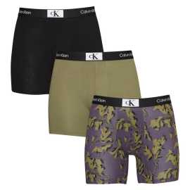 3PACK Herren Klassische Boxershorts Calvin Klein mehrfarbig (NB3529E-I14) L.
Genießen Sie ultimativen Komfort und Luxus mit den Calvin Klein Boxershorts für Männer in elegantem Schwarz.
Hochwertiges Material für ganztägigen Komfort
Die Boxershorts sind aus einer hochwertigen Mischung aus Baumwolle und Elastan gefertigt.
Elegantes Design und praktischer Schnitt
Die schwarze Farbe und der gewebte Gummizug mit kontrastierendem Calvin Klein-Logo sorgen für einen stilvollen und zeitlosen Look.
Warum Sie Calvin Klein Boxershorts lieben werden

Hochwertiges Material: Die Kombination aus Baumwolle und Elastan sorgt für Weichheit, Atmungsaktivität und Flexibilität für maximalen Komfort während des ganzen Tages.


Elegantes Design: Die zeitlose schwarze Farbe und das kultige, aufgestickte Calvin Klein-Logo verleihen den Boxershorts einen eleganten Look, der zu jedem Anlass passt.


Praktischer Schnitt: Die längeren Beine und die anpassungsfähige Passform bieten zusätzlichen Komfort und Bewegungsfreiheit, ideal für Freizeit, Beruf und Berufung.

Calvin Klein Unterwäsche wird von Menschen auf der ganzen Welt geliebt
Calvin Klein Herrenunterwäsche gehört zu den Aushängeschildern der Modeindustrie.
So pflegen Sie Ihre Calvin Klein Boxershorts
Damit Ihre neuen Boxershorts so lange wie möglich ihr Aussehen und ihre Qualität behalten, sollten Sie diese einfachen Richtlinien befolgen:

Wäscherei: Der Stift hat eine Höchsttemperatur von 30 °C.


Trocknen:  Das Trocknen im Wäschetrockner wird nicht empfohlen - Lufttrocknung ist die beste Option.


Bügeln: Boxershorts müssen nicht gebügelt werden, was Ihnen Zeit und Mühe erspart.

Tip: Die Suche nach Ihrer Lieblingsunterwäsche kann sehr langwierig sein, deshalb möchten wir, dass Ihre Lieblingsstücke lange halten.