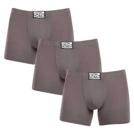 3PACK pánske boxerky Styx long klasická guma tmavo sivé (3F1063) XXL, trenky.
Hľadáte dokonalú kombináciu pohodlia, štýlu a kvality?
Prvotriedny materiál pre dokonalé pohodlie
Tieto boxerky sú vyrobené z jedinečnej zmesi bavlny, modalu a elastanu.
Perfektne padnúce a pohodlné klasické elastické
Pánske boxerky Styx majú dlhšie nohavičky, ktoré zabraňujú nepríjemnému zrolovaniu a zaisťujú maximálne pohodlie pri akomkoľvek pohybe.
Prečo si boxerky Styx zamilujete

Prvotriedna kombinácia bavlny a modalu: Mäkká, priedušná a príjemná na telo.
Dlhšia nohavička: Zabraňuje žmolkovaniu a zaisťuje väčšie pohodlie.
Klasický elastický pás: Netlačí, ale pevne drží na svojom mieste.
Vhodné na bežné nosenie a šport: Skvelá voľba pre aktívnych mužov.
Vyrobené v ČR: Česká kvalita a precízne spracovanie.

Spodná bielizeň Styx patrí medzi najobľúbenejšie.
Česká značka Styx je medzi zákazníkmi známa najmä vďaka spodnej bielizni s neotrelými vzormi vo výrazných farbách.
Ako sa starať o boxerky Styx?
Aby vaše obľúbené boxerky vydržali dlho v dobrom stave, odporúčame dodržiavať tieto tipy:

Pranie: Odporúčame prať na 30 ° C, aby si materiál zachoval svoju jemnosť a elasticitu.
Sušenie: Nevhodné do sušičky, aby sa predišlo strate pružnosti a poškodeniu vlákien.
Žehlenie: Pokiaľ je potrebné, je možné žehliť na nízku teplotu, ale odporúčame žehliť naruby.

Tip: Nájsť ten správny kus spodnej bielizne, ktorý vám dokonale padne, môže byť náročné.