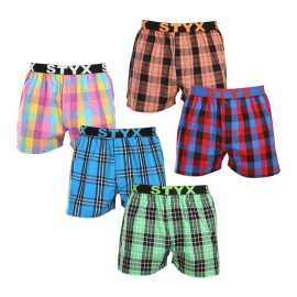 5PACK Herenboxershort Styx sport elastisch meerkleurig (5B102630) S.
Op zoek naar shorts die stijl, comfort en topkwaliteit combineren?
Kwaliteitskatoen voor perfect comfort
De shorts zijn gemaakt van eersteklas 100% katoen, dat niet alleen zacht aanvoelt, maar ook heerlijk ademend is.
Klassieke snit en moderne look
Dankzij de losse pasvorm voel je je helemaal comfortabel in deze shorts, omdat ze veel ruimte bieden voor natuurlijke bewegingen.
Waarom je Styx shorts zeker moet proberen

100% katoen voor maximaal comfort: De shorts zijn gemaakt van hoogwaardig katoen dat zacht, ademend en huidvriendelijk is, zodat ze de hele dag comfortabel zitten.
Sportief geweven rubber: Het stevige maar comfortabele Styx-logo-elastiek houdt de shorts op hun plaats zonder ongemakkelijke inkepingen of loslatingen.
Tsjechische productie en vakmanschap van hoge kwaliteit: Styx is een traditioneel Tsjechisch merk dat trots is op zijn precisiewerk, duurzaamheid en lange levensduur.

Het Tsjechische merk Styx biedt plezier en topkwaliteit
Styx ondergoed is vooral populair bij mensen voor wie individualiteit belangrijk is.
Hoe verzorg je een Styx short?
Om je korte broek lang in goede conditie te houden, raden we je de volgende tips aan.

Wasgoed: We raden aan om op 30 °C te wassen, zodat het katoen zijn zachtheid behoudt en de kleuren rijk blijven.
Droger: Drogen in de droogtrommel wordt afgeraden om krimpen van het materiaal te voorkomen.
Strijken: Katoen kan gestreken worden, maar we raden een lagere temperatuur aan om de stof niet te beschadigen.

Tip: Word een expert in lingerieonderhoud met het advies in ons artikel en geef je favoriete lingerie de zorg die ze verdient.