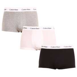 3PACK Herren Klassische Boxershorts Calvin Klein mehrfarbig (U2664G-998) XL.
Diese Calvin Klein Boxershorts für Männer bieten nicht nur absoluten Komfort, sondern auch einen zeitlosen und modernen Stil.
Hochwertiges Material für den täglichen Gebrauch
Die Calvin Klein Boxershorts sind aus hochwertiger Baumwolle mit einem Hauch von Elastan gefertigt, was Weichheit, Atmungsaktivität und Flexibilität garantiert.
Kürzere Slips für maximale Bewegungsfreiheit
Calvin Klein Boxershorts haben kürzere Beine und sind damit die ideale Wahl für alle, die mehr Bewegungsfreiheit und minimale Einschränkungen bevorzugen.
Vorteile, die Sie jeden Tag schätzen werden

Atmungsaktive Baumwolle: Hält Sie den ganzen Tag über frisch.


Flexibilität dank Elastan: Die Boxershorts passen sich perfekt an Ihren Körper an und schränken die Bewegungsfreiheit nicht ein.


Stilvoll gewebter Gummi: Das Calvin Klein-Logo verleiht den Boxershorts einen zeitlosen Look.

Calvin Klein Unterwäsche verleiht Ihnen einen einzigartigen Stil
Calvin Klein Herrenunterwäsche gehört zu den Aushängeschildern der Modeindustrie.
Pflegehinweise für Calvin Klein Boxershorts
Damit die Boxershorts lange ihre Qualität und ihren Komfort behalten, empfehlen wir, die folgenden Richtlinien zu beachten:

Wäscherei: Waschen Sie die Boxershorts bei 30°C, um die Weichheit des Materials zu erhalten.


Trocknen: Kann bei niedrigen Temperaturen im Wäschetrockner getrocknet werden.


Bügeln: Boxershorts müssen nicht gebügelt werden.

Tip: Es kann schwierig sein, die richtige Unterwäsche zu finden, die perfekt sitzt.