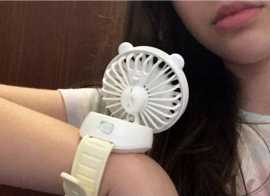 Cool nový prenosný mini ventilátor  v tvare hodiniek..