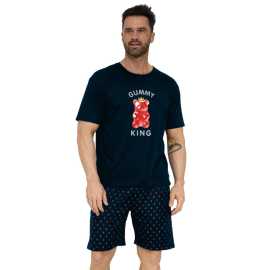 Pánske pyžamo Cornette viacfarebné (326/205) L.
Užite si noc plnú pohodlia a dobrej nálady s pánskym pyžamom Cornette, ktoré vám zlepší náladu na prvý pohľad!
Kvalitný materiál pre maximálne pohodlie
Pyžamový top je vyrobený z príjemnej zmesi bavlny a polyesteru, ktorá je mäkká, priedušná a drží tvar aj po opakovanom praní.
Praktický strih a dizajn, ktorý vás bude baviť
Krátke rukávy a nohavice zabezpečujú príjemnú cirkuláciu vzduchu počas teplejších nocí.
Prečo si vybrať pánske pyžamo Cornette

Vtipný a originálny dizajn.
Kombinácia kvalitnej bavlny a elastického trička.
Ideálne na spanie a domáce pohodlie.

Prečo si vybrať práve Cornette?
Značka Cornette je známa svojimi pohodlnými a vtipnými alebo štýlovo navrhnutými kúskami, ktoré spájajú funkčnosť s dizajnom.
Ako sa starať o pyžamo Cornette
Aby vám pyžamo dlho vydržalo, odporúčame dodržiavať tieto pokyny na údržbu.

Pranie.
Sušenie: Nesušte v bubnovej sušičke - vysoké teploty by mohli poškodiť potlač alebo skrátiť životnosť elastických vlákien.
Žehlenie.

Tip: Staňte sa expertom na údržbu spodnej bielizne vďaka tipom v našom článku a doprajte svojim obľúbeným kúskom starostlivosť, akú si zaslúžia.