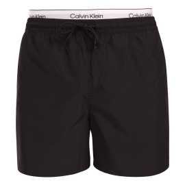 Pánske plavky Calvin Klein čierne (N61023-UB1) 4XL.
Predstavujeme vám pánske plavky Calvin Klein, ktoré kombinujú ikonický dizajn značky s modernými prvkami.
Kvalita Calvin Klein, ktorá vás nesklame
Plavky Calvin Klein sú vyrobené z polyesteru, čo zaručuje špičkovú kvalitu a zároveň podporuje udržateľnosť.
Premyslený dizajn pre vaše pohodlie
Plavky Calvin Klein sú navrhnuté s ohľadom na pohodlie a štýl.
Prečo by plavky Calvin Klein nemali chýbať vo vašom šatníku?

Udržateľnosť: Plavky sú vyrobené z polyesteru, čím sa znižuje vplyv na životné prostredie.
Rýchloschnúca technológia: Moderný materiál vám zaručí maximálne pohodlie počas celého dňa.
Štýlový a moderný dizajn: Calvin Klein jednoducho nikdy nevyjde z módy.
Perfektná voľba: Budete hviezdou nielen na pláži, ale aj na párty pri bazéne alebo pri akomkoľvek vodnom športe.

Spodná bielizeň Calvin Klein vám dodá jedinečný štýl
Pánska spodná bielizeň Calvin Klein patrí k stáliciam módneho priemyslu.
Ako sa starať o plavky Calvin Klein
Aby si plavky Calvin Klein dlhodobo zachovali svoju kvalitu a farbu, je dôležité dodržiavať správny postup údržby.


Pranie: Perte v práčke pri maximálnej teplote 30 °C a používajte jemný prací prostriedok, ktorý je šetrný k materiálu.


Sušenie: Plavky nesušte v sušičke - radšej ich nechajte voľne schnúť na vzduchu v tieni, aby ste zabránili vyblednutiu žiarivo červenej farby.


Skladování: Po úplném uschnutí skladuj plavky na suchém a dobře větraném místě, abys předešel případné tvorbě plísní.


Tip: Nájsť ten správny kus spodnej bielizne, ktorý vám dokonale padne, môže byť náročné.