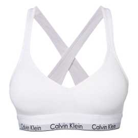 Ženski modrček Calvin Klein bela (QF1654E-100) XS.
Privoščite si popolno kombinacijo udobja, funkcionalnosti in brezčasnega dizajna s tem ženskim modrčkom Calvin Klein.
Prijeten material, ki se dobro nosi
Modrček je izdelan iz visokokakovostne mešanice bombaža, modala in elastana.
Sodoben kroj s poudarkom na podrobnostih
Športni kroj s prekrižanimi trakovi na hrbtu in brez zapenjanja ne ponuja le zanimivega oblikovnega elementa, temveč tudi odlično oporo in udobje pri nošenju.
Zakaj bi morali preizkusiti modrček Calvin Klein

Vrhunska mešanica materialov: Mehke na otip, raztegljive in zračne za celodnevno udobje.
Udoben športni kroj brez zapenjanja: Idealno za vsakodnevno nošenje in lažjo telesno aktivnost.
Elegantna zasnova z ikoničnim logotipom Calvin Klein: Minimalističen videz, ki nikoli ne gre iz mode.

Spodnje perilo Calvin Klein obožujejo ljudje po vsem svetu
Moško spodnje perilo Calvin Klein je ena od stalnic modne industrije.
Kako skrbeti za modrček
Če želite zagotoviti, da bo vaš modrček trajal kot nov, vam priporočamo, da upoštevate te smernice za vzdrževanje.

Pralnica: Modrček nežno operite pri 30 °C, najbolje v zaščitni vrečki za perilo.
Sušenje: Modrčka nikakor ne polagajte v sušilni stroj.
Likanje: Nedrčka niso zlikali.

Nasvet: Iskanje pravega spodnjega perila, ki se vam popolnoma prilega, je lahko izziv.