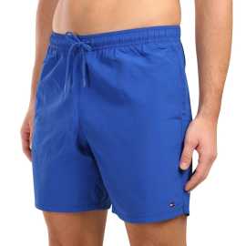 Pánske plavky Tommy Hilfiger modré (UM0UM03309 C7F) XL.
Hľadáte plavky, ktoré spájajú luxusný dizajn, pohodlie a funkčnosť?
Ľahký a rýchloschnúci materiál
Plavky sú vyrobené z umelých vlákien, ktorý je nielen mimoriadne ľahký, ale aj rýchlo schne.
Pohodlný strih, ktorý dokonale padne
Vďaka mierne športovému strihu a rýchloschnúcemu materiálu sa tieto plavky skvele hodia nielen na plávanie a relax na pláži, ale aj na vodné športy alebo bežné nosenie počas horúcich letných dní.
Prečo by ste mali vyskúšať plavky Tommy Hilfiger

Rýchloschnúci materiál: Odolnosť a rýchle schnutie pre maximálne pohodlie.
Štýlový dizajn: Decentné logo Tommy Hilfiger dodáva prémiový vzhľad.
Pohodlný strih: Elastický pás so sťahovacou šnúrkou zaručujú skvelé prispôsobenie a voľnosť pohybu.

Spodná bielizeň Tommy Hilfiger zaručuje najvyššiu kvalitu
Značka Tommy Hilfiger sa pred takmer 40 rokmi stala ikonou amerického obliekania a jej farebnosť v tónoch modrej, červenej a bielej je rozpoznateľná na prvý pohľad.
Ako sa starať o plavky Tommy Hilfiger?
Aby si plavky zachovali kvalitu a farbu čo najdlhšie, je dôležité ich správne udržiavať:

Pranie: Odporúčame prať na 30 °C s jemným pracím prostriedkom, aby nedošlo k poškodeniu materiálu.
Sušenie: Sušenie: Nesušiť v sušičke – najlepšie je nechať ich voľne uschnúť na vzduchu.
Žehlenie: Nežehliť, materiál sa sám vyrovná a zostane hladký.

Tip: Výber plaviek, ktoré vám dobre padnú a zvýraznia váš štýl, môže byť beh na dlhé trate.