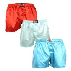 3PACK moške široke boksariceStyx klasična guma satin večbarvna (3C06372) XXL.
Izkusite popolno udobje z moškimi satenastimi kratkimi hlačami Styx.
Vrhunski material in izdelava
Kratke hlače so izdelane iz poliestrskega satena, ki prinaša več ključnih prednosti.
Sodobna zasnova za elegantne moške
Barva z rahlim leskom daje kratkim hlačam brezčasen in eleganten videz.
Zakaj v svoji garderobi ne smete pogrešati Styxovih satenastih kratkih hlač

Elegantna zasnova: Satenski vzorci prinašajo edinstven slog.
Največje udobje: Zaradi lahkega materiala in ohlapnega kroja vam bo udobno ves dan.
Podpora češki proizvodnji: Kupujete izdelek z znakom kakovosti iz Češke republike.

Spodnje perilo Styx je eno izmed najbolj priljubljenih
Češka blagovna znamka Styx je med kupci znana predvsem po kratkih hlačah z novimi vzorci v živahnih barvah.
Kako skrbim za svoje satenaste hlače Styx?
Če želite, da vam bo v vaših najljubših kratkih hlačah čim dlje udobno, vam priporočamo, da upoštevate naslednje nasvete.

Pralnica: Priporočamo pranje pri 30 °C.
Sušenje: Uporaba sušilnika ni priporočljiva.
Likanje: Po potrebi lahko kratke hlače zlikate pri nižji temperaturi.

Nasvet: Iskanje pravega spodnjega perila, ki se vam popolnoma prilega, je lahko izziv.