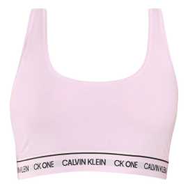 Dámska podprsenka CK ONE fialová (QF5939E-VOU) L.

Hľadáte podprsenku, ktorá je IN, je pohodlná a hodí sa na športovanie alebo voľnočasovú aktivitu?

Dámska podprsenka Calvin Klein je špeciálne vyvinutá na šport, ale oceníte ju aj na voľnočasovú aktivitu.

Čo sa prania týka - doporučujeme ju prať maximálne na 30°C a sušiť v sušičke na nízku teplotu, inak sa môže stať, že už podprsenku nebude možné nosiť - viac sa dozviete nižšie v klasických informáciách o produkte.