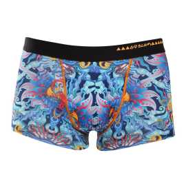 Pánske boxerky 69SLAM Hip BLUE HABITAT (MSYBUH-PO) M, trenky.
Vstúpte do sveta, kde sa pohodlie stretáva s originalitou!
Mikrovlákno, ktoré vás presvedčí na prvý dotyk
Boxerky sú vyrobené z umelých vlákien (kombinácia polyesteru a spandexu) - táto zmes vytvára dokonale mäkký, pružný a prispôsobivý materiál.
Výrazný dizajn a premyslený strih na aktívne dni
Boxerky 69SLAM vás na prvý pohľad zaujmú svojím jedinečným vzhľadom, originálnymi vzormi a príjemnými farbami.
Prečo by boxerky 69SLAM nemali chýbať vo vašom šatníku

Mikrovlákno - ľahké, elastické, rýchloschnúce.
Kratšie nohavičky, ktoré sa nikde nekrčia.
Výrazný dizajn s originálnymi vzormi.

69SLAM spodná bielizeň, ktorá vám zdvihne náladu
69SLAM je obľúbená surferská značka z Bali, ktorá oslavuje život, umenie, kreativitu, dizajn a farby v každom detaile.
Ako sa starať o boxerky 69SLAM
Dodržiavaním týchto jednoduchých krokov zabezpečíte, že vaše boxerky 69SLAM budú dlho vyzerať krásne, funkčné a pohodlné.

Pranie: Odporúčame ručné pranie vo vlažnej vode.


Sušenie: Nesuš v sušičke.


Žehlenie: Nežehliť.

Tip: Vaša obľúbená spodná bielizeň si zaslúži šetrné zaobchádzanie.