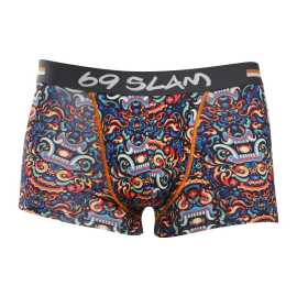 Pánske boxerky 69SLAM Hip TOTEM BALI (MSYTBL-PO) S, trenky.
Vstúpte do sveta, kde sa pohodlie stretáva s originalitou!
Mikrovlákno, ktoré vás presvedčí na prvý dotyk
Boxerky sú vyrobené z umelých vlákien (kombinácia polyesteru a spandexu) - táto zmes vytvára dokonale mäkký, pružný a prispôsobivý materiál.
Výrazný dizajn a premyslený strih na aktívne dni
Boxerky 69SLAM vás na prvý pohľad zaujmú svojím jedinečným vzhľadom, originálnymi vzormi a príjemnými farbami.
Prečo by boxerky 69SLAM nemali chýbať vo vašom šatníku

Mikrovlákno - ľahké, elastické, rýchloschnúce.
Kratšie nohavičky, ktoré sa nikde nekrčia.
Výrazný dizajn s originálnymi vzormi.

69SLAM spodná bielizeň, ktorá vám zdvihne náladu
69SLAM je obľúbená surferská značka z Bali, ktorá oslavuje život, umenie, kreativitu, dizajn a farby v každom detaile.
Ako sa starať o boxerky 69SLAM
Dodržiavaním týchto jednoduchých krokov zabezpečíte, že vaše boxerky 69SLAM budú dlho vyzerať krásne, funkčné a pohodlné.

Pranie: Odporúčame ručné pranie vo vlažnej vode.


Sušenie: Nesuš v sušičke.


Žehlenie: Nežehliť.

Tip: Vaša obľúbená spodná bielizeň si zaslúži šetrné zaobchádzanie.