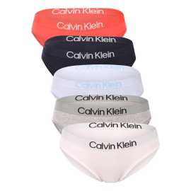 5PACK dámske nohavičky Calvin Klein viacfarebné (QD5332-3B0) L.
Dodajte svojmu šatníku nádych luxusu a exkluzivity s dámskymi nohavicami Calvin Klein v jednoduchom farebnom prevedení.
Prvotriedny materiál pre celodenné pohodlie
Nohavičky Calvin Klein sú vyrobené z kvalitnej zmesi bavlny a elastanu, ktorá ponúka mäkkosť, priedušnosť a celodenné pohodlie na pokožke.
Elegantný dizajn a praktický strih
Vyšívaná guma s ikonickým logom dodáva bielizni luxusný nádych.
Prečo si zaobstarať nohavičky Calvin Klein?

Prvotriedny materiál pre maximálne pohodlie a dokonalý strih.


Nadčasový dizajn s ikonickou tkanou gumou.


Skvelá voľba na každodenné nosenie aj špeciálne príležitosti.

Spodnú bielizeň Calvin Klein milujú ľudia na celom svete
Výnimočná spodná bielizeň Calvin Klein patrí k stáliciam módneho priemyslu.
Ako sa starať o spodnú bielizeň Calvin Klein
Na zachovanie kvality a pohodlia postupujte podľa týchto jednoduchých krokov:

Pranie: Perte pri maximálnej teplote 30 °C.


Sušenie: Nohavičky môžete sušiť v bubnovej sušičke na nízkom stupni alebo sušiť na vzduchu mimo dosahu priameho slnečného svetla, aby sa zachovali intenzívne farby.


Žehlenie: Žehlenie nie je potrebné, čo vám ušetrí čas.

Tip: Hľadanie obľúbenej spodnej bielizne môže byť beh na dlhé trate, preto chceme, aby vaše obľúbené kúsky dlho vydržali.