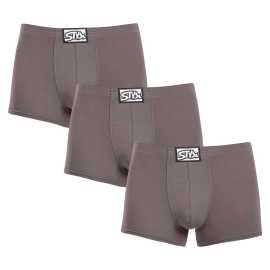 3PACK herenboxershort Styx classic rubber donkergrijs (3Q1063) M.
Op zoek naar de perfecte combinatie van comfort, stijl en kwaliteit?
Eersteklas materiaal voor ultiem comfort
Deze boxershorts zijn gemaakt van een unieke mix van katoen, modal en elastaan.
Perfecte pasvorm en comfortabel klassiek rubber
Styx herenboxerslips hebben kortere pijpjes die nooit oprollen en je maximale bewegingsvrijheid geven.
Waarom je van Styx boxers zult houden

Hoogwaardige combinatie van katoen en modal: Zacht, ademend en comfortabel op het lichaam.
Kortere slipjes: Ze rollen niet op en geven je maximale bewegingsvrijheid.
Klassieke elastische tailleband: Het duwt niet, maar houdt stevig op zijn plaats.
Geschikt voor vrijetijdskleding en sport: Een geweldige keuze voor actieve mannen.
Gemaakt in Tsjechië: Tsjechische kwaliteit en nauwkeurig vakmanschap.

Styx ondergoed is een van de populairste
Het Tsjechische merk Styx staat bij klanten vooral bekend om zijn shorts met nieuwe patronen in opvallende kleuren.
Hoe verzorg je Styx boxers?
Om ervoor te zorgen dat je favoriete boxershort lang goed blijft, raden we je aan deze tips te volgen:

Wasgoed: We raden aan op 30 °C te wassen om de zachtheid en elasticiteit van het materiaal te behouden.
Drogen: Niet geschikt voor de droogtrommel om verlies van elasticiteit en beschadiging van de vezels te voorkomen.
Strijken: Indien nodig kan het gestreken worden op een lage temperatuur, maar we raden aan het binnenstebuiten te strijken.

Tip: Het juiste ondergoed vinden dat perfect bij je past, kan een uitdaging zijn.