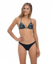 Dámske plavky 69SLAM spodný diel čierne PLAIN BLACK KHLOE (YBBPLN-BK) XL.
Vnes do svojho dňa na pláži farbu, sebavedomie a hravosť – spodný diel dámskych plaviek 69SLAM vynikajú originálnym dizajnom, lichotivými strihmi a pohodlnými materiálmi.
Funkčné materiály, ktoré s vami držia krok
Plavky sú vyrobené z rýchloschnúcich, odolných a pružných materiálov – kombinácia nylonu a spandexu alebo polyesteru zaisťuje skvelé padnutie, pohodlie pri pohybe a dlhú životnosť.
Materiál je príjemný na dotyk a perfektne sedí, či už sa opaľujete, plávate alebo hráte plážový volejbal.
Ideálne na leto a športové aktivity
Plavky 69SLAM môžete používať:

na plávanie a opaľovanie,
na plážové športy,
v bazéne a na paddleboarde,
na festivaloch alebo pri relaxovaní v záhrade.

O značke 69SLAM
69SLAM je svetoznáma značka z Bali, ktorá prináša slobodu, hravosť a odvahu byť sám sebou do sveta plaviek, spodnej bielizne a voľnočasového oblečenia.
Ako sa starať o plavky

Pranie: Po každom použití ručne vyperte vlažnou vodou.
Sušenie: Nechajte plavky voľne uschnúť na tienistom mieste.
Žehlenie: Plavky nežehlite – vysoké teploty môžu nevratne poškodiť syntetické vlákna (nylon, polyester, spandex).

Tip: Vaše obľúbené spodné prádlo si zaslúži šetrné zaobchádzanie.