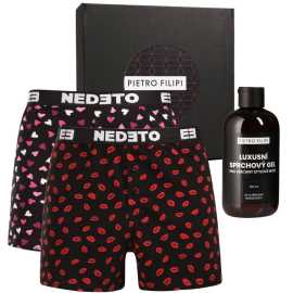 Pánska darčeková sada 2PACK trenírky Nedeto a sprchový gel Pietro Filipi (3NPGP1L) XL.
Ukážte svojmu milovanému, že vám na ňom záleží!
Čo obsahuje darčeková sada Pietro Filipi

2 páry štýlových trenírok na Valentína Nedeto
1 balenie sprchového gélu Pietro Filipi s ošetrujúcim zložením

Trenírky na Valentína Nedeto – pre lásku, štýl a pohodlie
Trenky Nedeto, naša vlastná značka, vás na prvý pohľad upútajú – jeden pár je zdobený ružovými srdiečkami, druhý je posiaty červenými bozkami.
Výživný sprchový gél na starostlivosť o vašu pokožku
Sprchový gél Pietro Filipi má jemné zloženie, ktoré nevysušuje pokožku, ale ju zanecháva jemnú a s sviežou, nenápadnou vôňou.
Zloženie:
Aqua, Ammonium Lauryl Sulfate, kokamidopropylbetain, disodný kokoylglutamát, glycerín, fenoxyetanol, chlorid sodný, parfum, trietylénglykol, laktát sodný, sodný PCA, limonén, linalool, hexylcinnamál, fruktóza, glycín, inozitol, kyselina mliečna, niacinamid, močovina, extrakt z plodov/listov Tasmannia Lanceolata, benzoát sodný
Prečo stojí táto darčeková sada za hriech?

Valentínsky štýl s vtipom a srdcom. Trenky Nedeto s hravým motívom srdiečok a bozkov potešia každého muža s zmyslom pre humor a štýl.
Kozmetika pre skutočných mužov.
Elegantné balenie.

Nový začiatok pre Pietro Filipi
Značka Pietro Filipi je na českom trhu už mnoho rokov a je známa najmä svojím moderným oblečením pre biznis a voľný čas.
Ako sa starať o trenky Nedeto Valentine's Day

Pranie: Trenky odporúčame prať na 30 °C.
Sušenie: Nesušte v sušičke.
Žehlenie: Trenky môžete žehliť na nižšej teplote, ideálne naruby, aby nedošlo k poškodeniu potlače a elastanu.

 Potěšte ho darčekom, ktorý je štýlový, praktický a bude mu prinášať radosť každý deň.