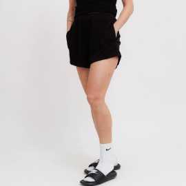 Guess Lucia Shorts S. Šortky Guess Lucia - štýlový letný doplnok Objavte šortky Guess Lucia, ktoré dokonale spájajú štýl a pohodlie. Vďaka modernému strihu a prvotriednym materiálom sa stanú vaším obľúbeným kúskom na teplé dni. Výhody  Ľahký a pohodlný materiál: ideálny na horúce letné dni, keď chcete pohodlie aj voľnosť. Trendy dizajn: štýlový strih a ikonické prvky Guess dodajú vášmu outfitu šmrnc. Skvelý strih.   Nebojte sa ukázať svoj štýl a spoľahnite sa na kvalitu značky Guess!