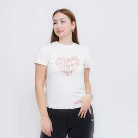 Guess Julia Rhinestone SS S. Štýl a pohodlie v jednom - dámske tričko Julia Rhinestone Tento štýlový kúsok  Guess Julia Rhinestone T-shirt s obľúbeným slim fit strihom dokonale zvýrazní vašu postavu. Tričko je vyrobené z príjemného a kvalitného materiálu, ktorý zaručuje pohodlie pri celodennom nosení. Dizajn zdobia jemné trblietavé kamienky Guess v tvare srdca, ktoré tričku dodávajú luxusný nádych. Výhody  100 % bavlna. Úzkystrih na zvýraznenie postavy Dizajn: trblietavé kamienky Starostlivosť: Možno prať v práčke pre jednoduchú údržbu.   Tričko je súčasťou kolekcie Guess Eco, čo znamená, že pri jeho výrobe boli dodržané udržateľné postupy. Vďaka svojmu univerzálnemu dizajnu je ideálne na každodenné nosenie aj na špeciálne príležitosti. K dispozícii je vo viacerých farebných variantoch, takže ho môžete ľahko kombinovať s rôznymi outfitmi.  Dajte vyniknúť svojej jedinečnosti s tričkom Guess Julia Rhinestone SS!
