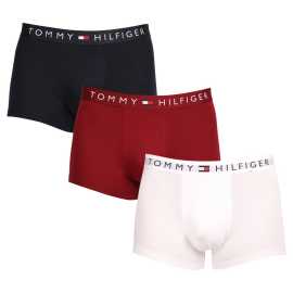 3PACK Moške boksarice Tommy Hilfiger večbarvne (UM0UM03181 0SZ) XL.
Privoščite si brezčasen slog in vrhunsko udobje z moškimi boksericami Tommy Hilfiger.
Vrhunski material za maksimalno udobje
Boksarice Tommy Hilfiger so izdelane iz mehkega, na otip prijetnega bombaža z dodatkom elastana, ki jim daje prožnost in trpežnost.
Ikoničen slog in natančen kroj
Bokserji imajo daljše noge, ki se ne zvijajo, ter zagotavljajo zadostno pokritost in udobje.
Zakaj ne smete zamuditi boksaric Tommy Hilfiger

Vrhunski bombaž z elastanom: Mehke, zračne in udobne za celodnevno nošenje.
Daljše noge in elastičen pas: Stabilnost, slog in brez premikanja.
Elegantna in brezčasna zasnova: Odlično za vsak dan in posebne priložnosti.

Spodnje perilo Tommy Hilfiger je zagotovilo najvišje kakovosti
Blagovna znamka Tommy Hilfiger je pred skoraj 40 leti postala ikona ameriškega oblačenja, njena barvita paleta modre, rdeče in bele barve pa je prepoznavna že na prvi pogled.
Kako skrbeti za bokserje Tommy Hilfiger

Pralnica: Per pri 30 °C.
Sušenje: Bokserje lahko sušite v sušilnem stroju pri nizki temperaturi.
Likanje: Po potrebi jih lahko likate pri nižji temperaturi.

Nasvet: Iskanje popolnega spodnjega perila je včasih lahko izziv.