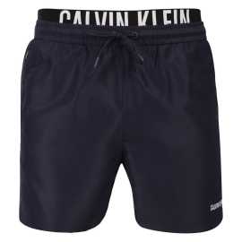 Pánske plavky Calvin Klein tmavo modré (N61015-0PP) 3XL.
Predstavujeme vám pánske plavky Calvin Klein, ktoré kombinujú ikonický dizajn značky s modernými prvkami.
Kvalita Calvin Klein, ktorá vás nesklame
Plavky Calvin Klein sú vyrobené z polyesteru, čo zaručuje špičkovú kvalitu a zároveň podporuje udržateľnosť.
Premyslený dizajn pre vaše pohodlie
Plavky Calvin Klein sú navrhnuté s ohľadom na pohodlie a štýl.
Prečo by plavky Calvin Klein nemali chýbať vo vašom šatníku?

Udržateľnosť: Plavky sú vyrobené z polyesteru, čím sa znižuje vplyv na životné prostredie.
Rýchloschnúca technológia: Moderný materiál vám zaručí maximálne pohodlie počas celého dňa.
Štýlový a moderný dizajn: Calvin Klein jednoducho nikdy nevyjde z módy.
Perfektná voľba: Budete hviezdou nielen na pláži, ale aj na párty pri bazéne alebo pri akomkoľvek vodnom športe.

Spodná bielizeň Calvin Klein vám dodá jedinečný štýl
Pánska spodná bielizeň Calvin Klein patrí k stáliciam módneho priemyslu.
Ako sa starať o plavky Calvin Klein
Aby si plavky Calvin Klein dlhodobo zachovali svoju kvalitu a farbu, je dôležité dodržiavať správny postup údržby.


Pranie: Perte v práčke pri maximálnej teplote 30 °C a používajte jemný prací prostriedok, ktorý je šetrný k materiálu.


Sušenie: Plavky nesušte v sušičke - radšej ich nechajte voľne schnúť na vzduchu v tieni, aby ste zabránili vyblednutiu žiarivo červenej farby.


Skladování: Po úplném uschnutí skladuj plavky na suchém a dobře větraném místě, abys předešel případné tvorbě plísní.


Tip: Nájsť ten správny kus spodnej bielizne, ktorý vám dokonale padne, môže byť náročné.